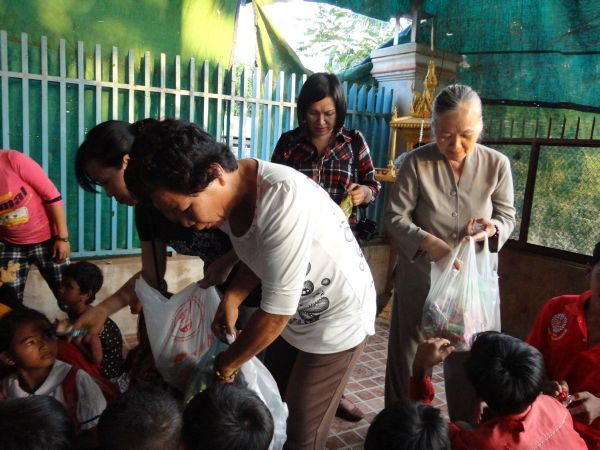 Đoàn từ thiện TP.HCM và huyện Long Điền, tỉnh Bà Rịa - Vũng Tàu cứu trợ đồng bào tại Cambodia