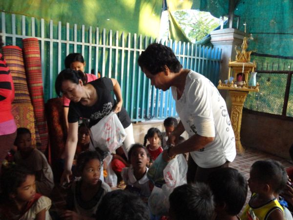 Đoàn từ thiện TP.HCM và huyện Long Điền, tỉnh Bà Rịa - Vũng Tàu cứu trợ đồng bào tại Cambodia