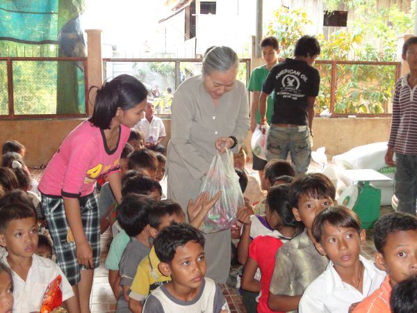 Đoàn từ thiện TP.HCM và huyện Long Điền, tỉnh Bà Rịa - Vũng Tàu cứu trợ đồng bào tại Cambodia