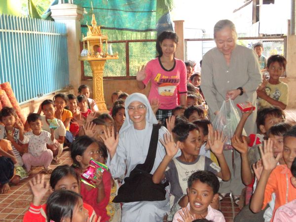 Đoàn từ thiện TP.HCM và huyện Long Điền, tỉnh Bà Rịa - Vũng Tàu cứu trợ đồng bào tại Cambodia