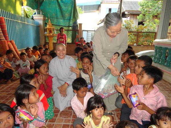 Đoàn từ thiện TP.HCM và huyện Long Điền, tỉnh Bà Rịa - Vũng Tàu cứu trợ đồng bào tại Cambodia