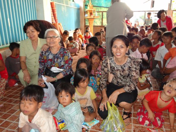 Đoàn từ thiện TP.HCM và huyện Long Điền, tỉnh Bà Rịa - Vũng Tàu cứu trợ đồng bào tại Cambodia