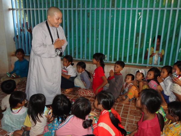 Đoàn từ thiện TP.HCM và huyện Long Điền, tỉnh Bà Rịa - Vũng Tàu cứu trợ đồng bào tại Cambodia