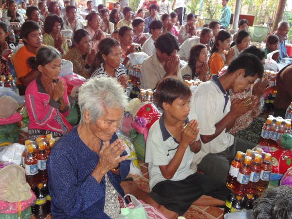 Đoàn từ thiện TP.HCM và huyện Long Điền, tỉnh Bà Rịa - Vũng Tàu cứu trợ đồng bào tại Cambodia