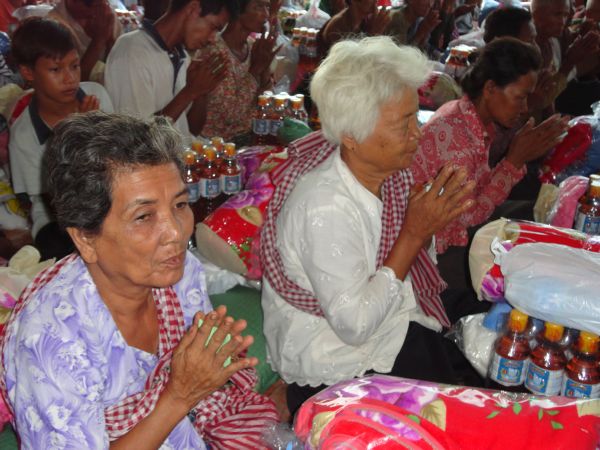 Đoàn từ thiện TP.HCM và huyện Long Điền, tỉnh Bà Rịa - Vũng Tàu cứu trợ đồng bào tại Cambodia