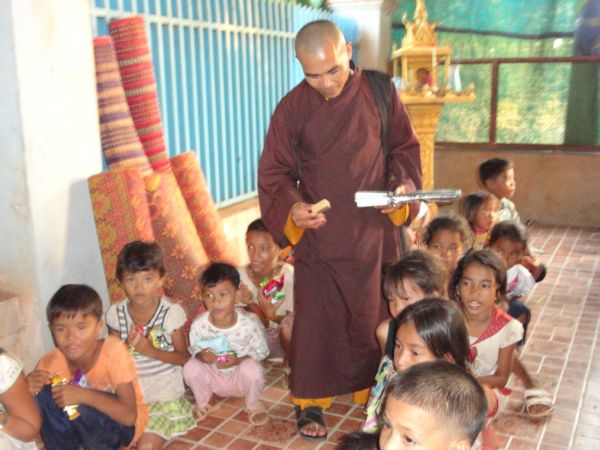 Đoàn từ thiện TP.HCM và huyện Long Điền, tỉnh Bà Rịa - Vũng Tàu cứu trợ đồng bào tại Cambodia