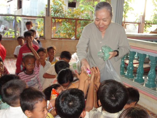 Đoàn từ thiện TP.HCM và huyện Long Điền, tỉnh Bà Rịa - Vũng Tàu cứu trợ đồng bào tại Cambodia