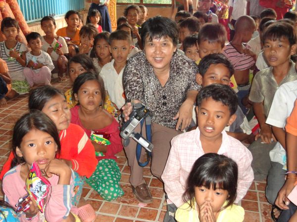 Đoàn từ thiện TP.HCM và huyện Long Điền, tỉnh Bà Rịa - Vũng Tàu cứu trợ đồng bào tại Cambodia