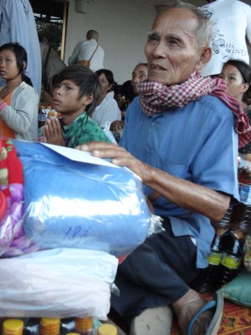 Đoàn từ thiện TP.HCM và huyện Long Điền, tỉnh Bà Rịa - Vũng Tàu cứu trợ đồng bào tại Cambodia