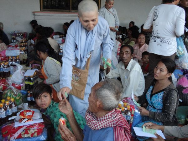 Đoàn từ thiện TP.HCM và huyện Long Điền, tỉnh Bà Rịa - Vũng Tàu cứu trợ đồng bào tại Cambodia