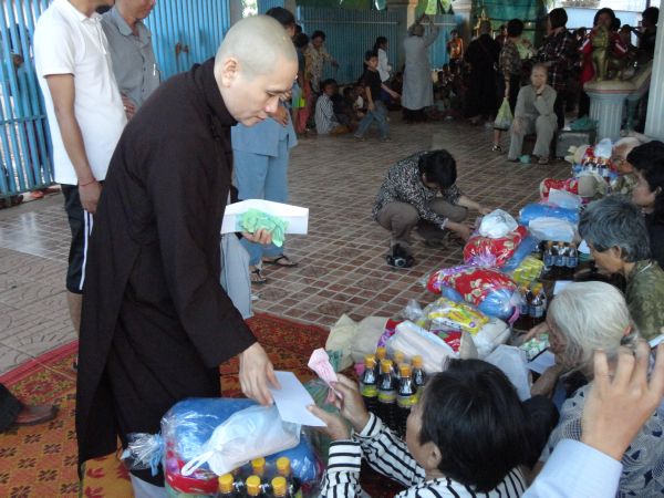 Đoàn từ thiện TP.HCM và huyện Long Điền, tỉnh Bà Rịa - Vũng Tàu cứu trợ đồng bào tại Cambodia