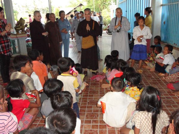 Đoàn từ thiện TP.HCM và huyện Long Điền, tỉnh Bà Rịa - Vũng Tàu cứu trợ đồng bào tại Cambodia