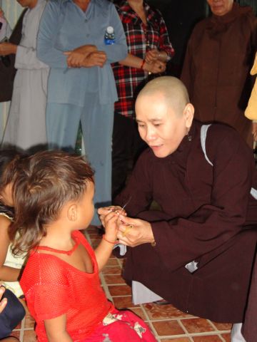 Đoàn từ thiện TP.HCM và huyện Long Điền, tỉnh Bà Rịa - Vũng Tàu cứu trợ đồng bào tại Cambodia