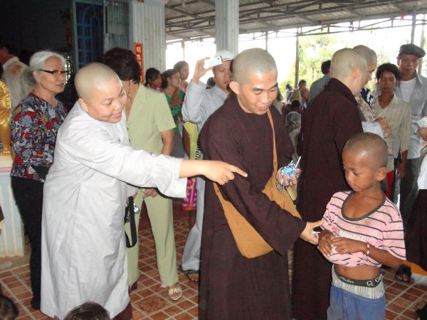 Đoàn từ thiện TP.HCM và huyện Long Điền, tỉnh Bà Rịa - Vũng Tàu cứu trợ đồng bào tại Cambodia