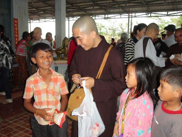 Đoàn từ thiện TP.HCM và huyện Long Điền, tỉnh Bà Rịa - Vũng Tàu cứu trợ đồng bào tại Cambodia