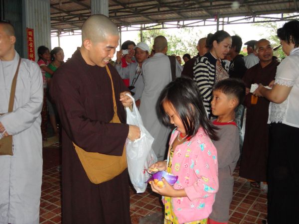 Đoàn từ thiện TP.HCM và huyện Long Điền, tỉnh Bà Rịa - Vũng Tàu cứu trợ đồng bào tại Cambodia