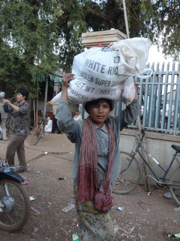 Đoàn từ thiện TP.HCM và huyện Long Điền, tỉnh Bà Rịa - Vũng Tàu cứu trợ đồng bào tại Cambodia
