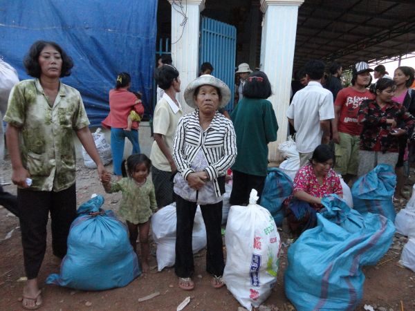 Đoàn từ thiện TP.HCM và huyện Long Điền, tỉnh Bà Rịa - Vũng Tàu cứu trợ đồng bào tại Cambodia