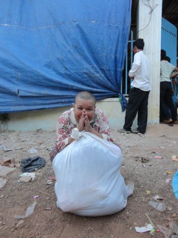 Đoàn từ thiện TP.HCM và huyện Long Điền, tỉnh Bà Rịa - Vũng Tàu cứu trợ đồng bào tại Cambodia