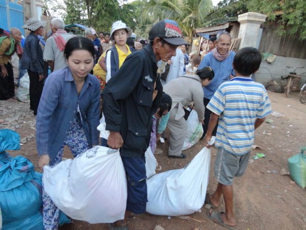 Đoàn từ thiện TP.HCM và huyện Long Điền, tỉnh Bà Rịa - Vũng Tàu cứu trợ đồng bào tại Cambodia