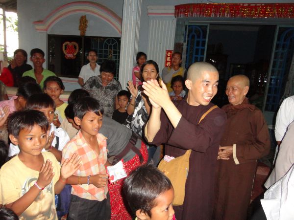 Đoàn từ thiện TP.HCM và huyện Long Điền, tỉnh Bà Rịa - Vũng Tàu cứu trợ đồng bào tại Cambodia