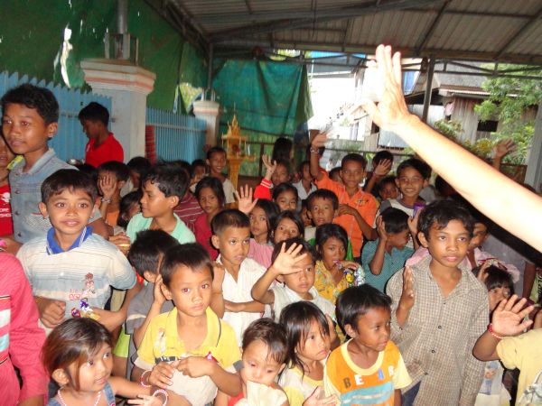 Đoàn từ thiện TP.HCM và huyện Long Điền, tỉnh Bà Rịa - Vũng Tàu cứu trợ đồng bào tại Cambodia