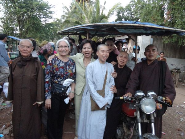 Đoàn từ thiện TP.HCM và huyện Long Điền, tỉnh Bà Rịa - Vũng Tàu cứu trợ đồng bào tại Cambodia