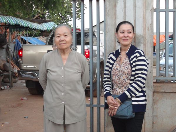 Đoàn từ thiện TP.HCM và huyện Long Điền, tỉnh Bà Rịa - Vũng Tàu cứu trợ đồng bào tại Cambodia