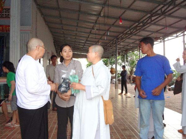 Đoàn từ thiện TP.HCM và huyện Long Điền, tỉnh Bà Rịa - Vũng Tàu cứu trợ đồng bào tại Cambodia