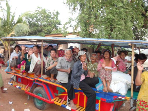 Đoàn từ thiện TP.HCM và huyện Long Điền, tỉnh Bà Rịa - Vũng Tàu cứu trợ đồng bào tại Cambodia