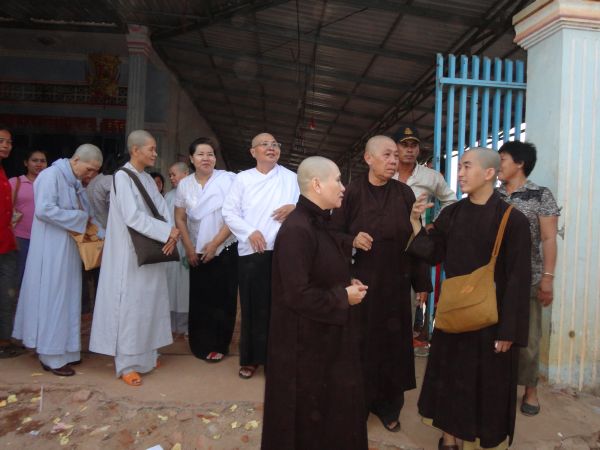 Đoàn từ thiện TP.HCM và huyện Long Điền, tỉnh Bà Rịa - Vũng Tàu cứu trợ đồng bào tại Cambodia