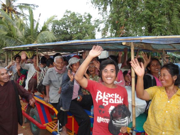 Đoàn từ thiện TP.HCM và huyện Long Điền, tỉnh Bà Rịa - Vũng Tàu cứu trợ đồng bào tại Cambodia