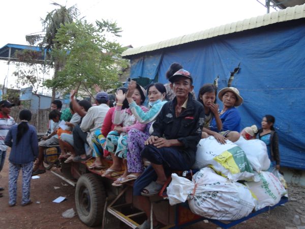 Đoàn từ thiện TP.HCM và huyện Long Điền, tỉnh Bà Rịa - Vũng Tàu cứu trợ đồng bào tại Cambodia