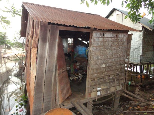 Đoàn từ thiện TP.HCM và huyện Long Điền, tỉnh Bà Rịa - Vũng Tàu cứu trợ đồng bào tại Cambodia