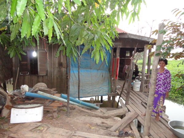 Đoàn từ thiện TP.HCM và huyện Long Điền, tỉnh Bà Rịa - Vũng Tàu cứu trợ đồng bào tại Cambodia