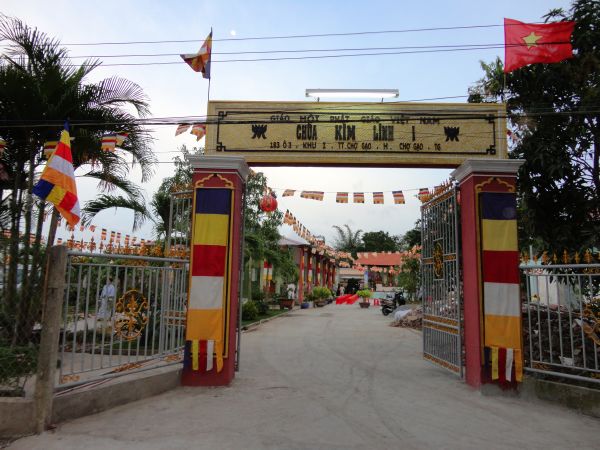 Tiền Giang: Đại lễ hoa đăng mừng vía Phật A Di Đà tại chùa Kim Linh I