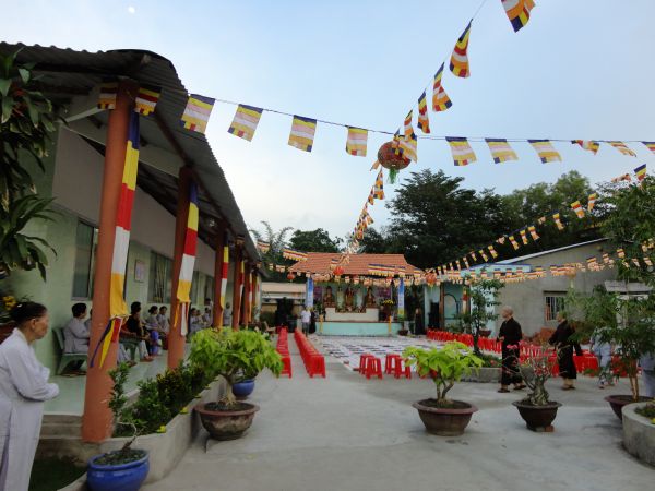 Tiền Giang: Đại lễ hoa đăng mừng vía Phật A Di Đà tại chùa Kim Linh I
