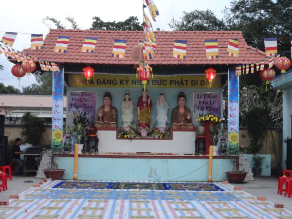 Tiền Giang: Đại lễ hoa đăng mừng vía Phật A Di Đà tại chùa Kim Linh I