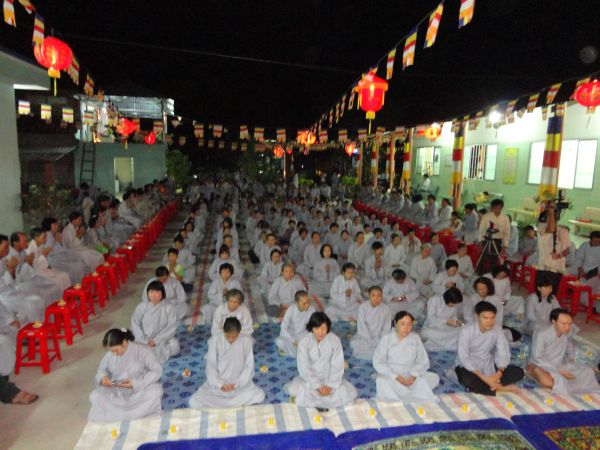 Tiền Giang: Đại lễ hoa đăng mừng vía Phật A Di Đà tại chùa Kim Linh I