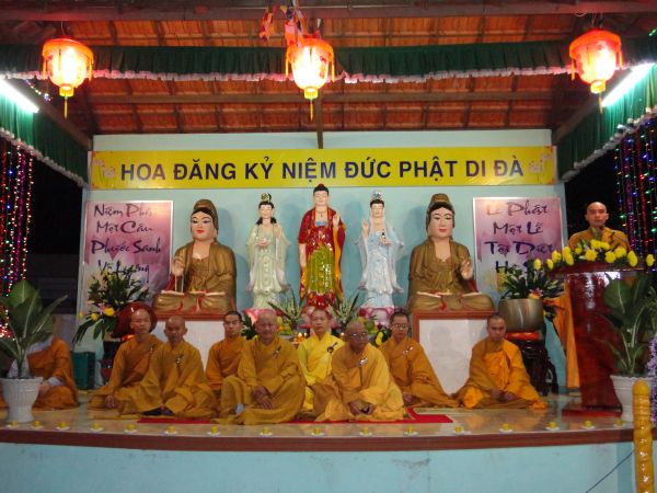 Tiền Giang: Đại lễ hoa đăng mừng vía Phật A Di Đà tại chùa Kim Linh I