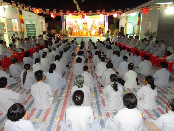 Tiền Giang: Đại lễ hoa đăng mừng vía Phật A Di Đà tại chùa Kim Linh I