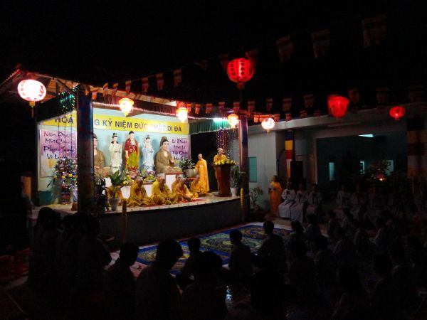 Tiền Giang: Đại lễ hoa đăng mừng vía Phật A Di Đà tại chùa Kim Linh I