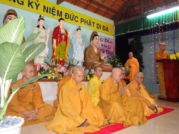 Tiền Giang: Đại lễ hoa đăng mừng vía Phật A Di Đà tại chùa Kim Linh I