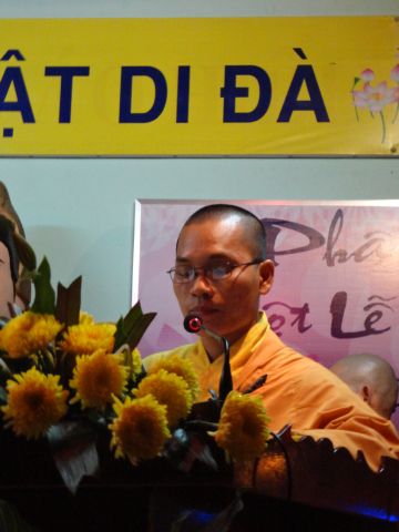 Tiền Giang: Đại lễ hoa đăng mừng vía Phật A Di Đà tại chùa Kim Linh I