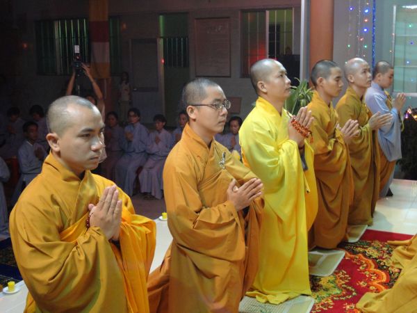 Tiền Giang: Đại lễ hoa đăng mừng vía Phật A Di Đà tại chùa Kim Linh I