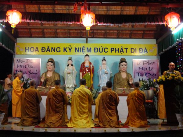 Tiền Giang: Đại lễ hoa đăng mừng vía Phật A Di Đà tại chùa Kim Linh I