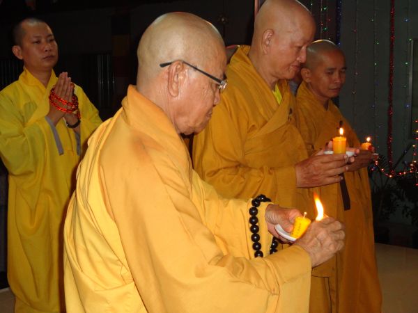 Tiền Giang: Đại lễ hoa đăng mừng vía Phật A Di Đà tại chùa Kim Linh I