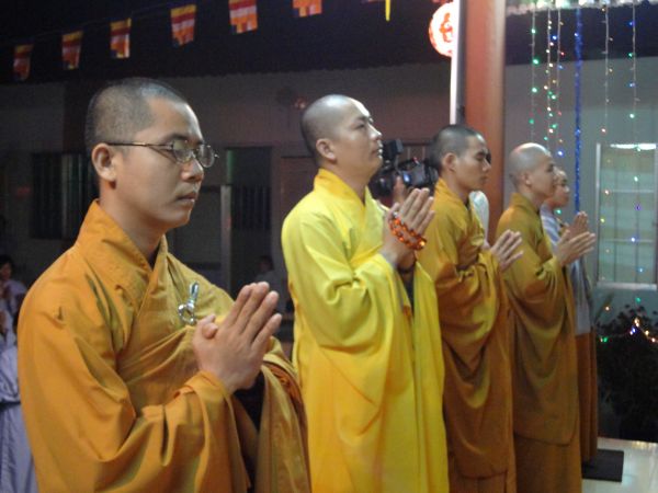 Tiền Giang: Đại lễ hoa đăng mừng vía Phật A Di Đà tại chùa Kim Linh I