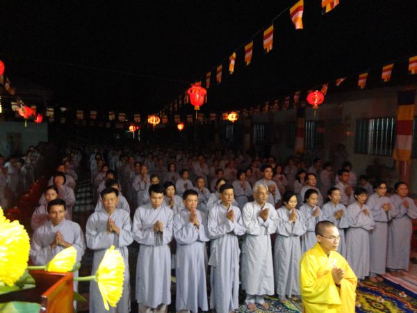 Tiền Giang: Đại lễ hoa đăng mừng vía Phật A Di Đà tại chùa Kim Linh I