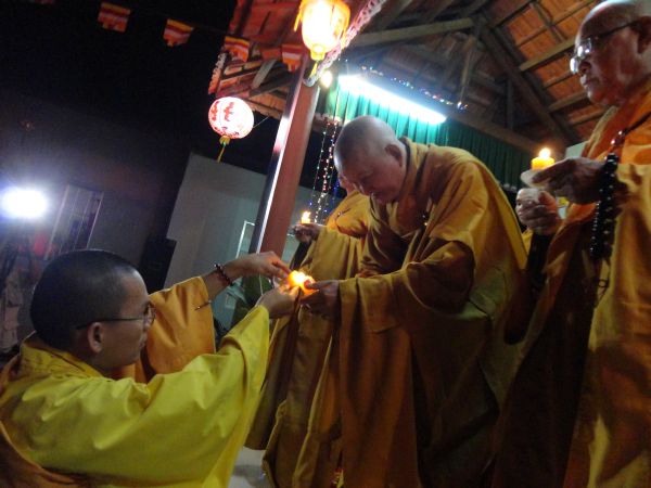 Tiền Giang: Đại lễ hoa đăng mừng vía Phật A Di Đà tại chùa Kim Linh I